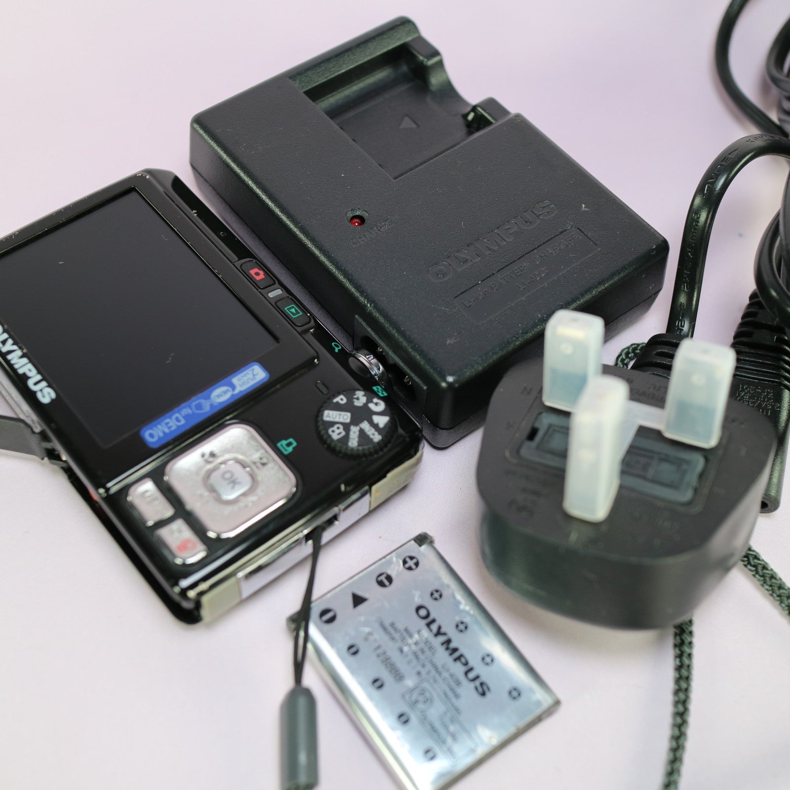 Olympus Digital Camera X-820 8.0MP Black Tested Full Set
