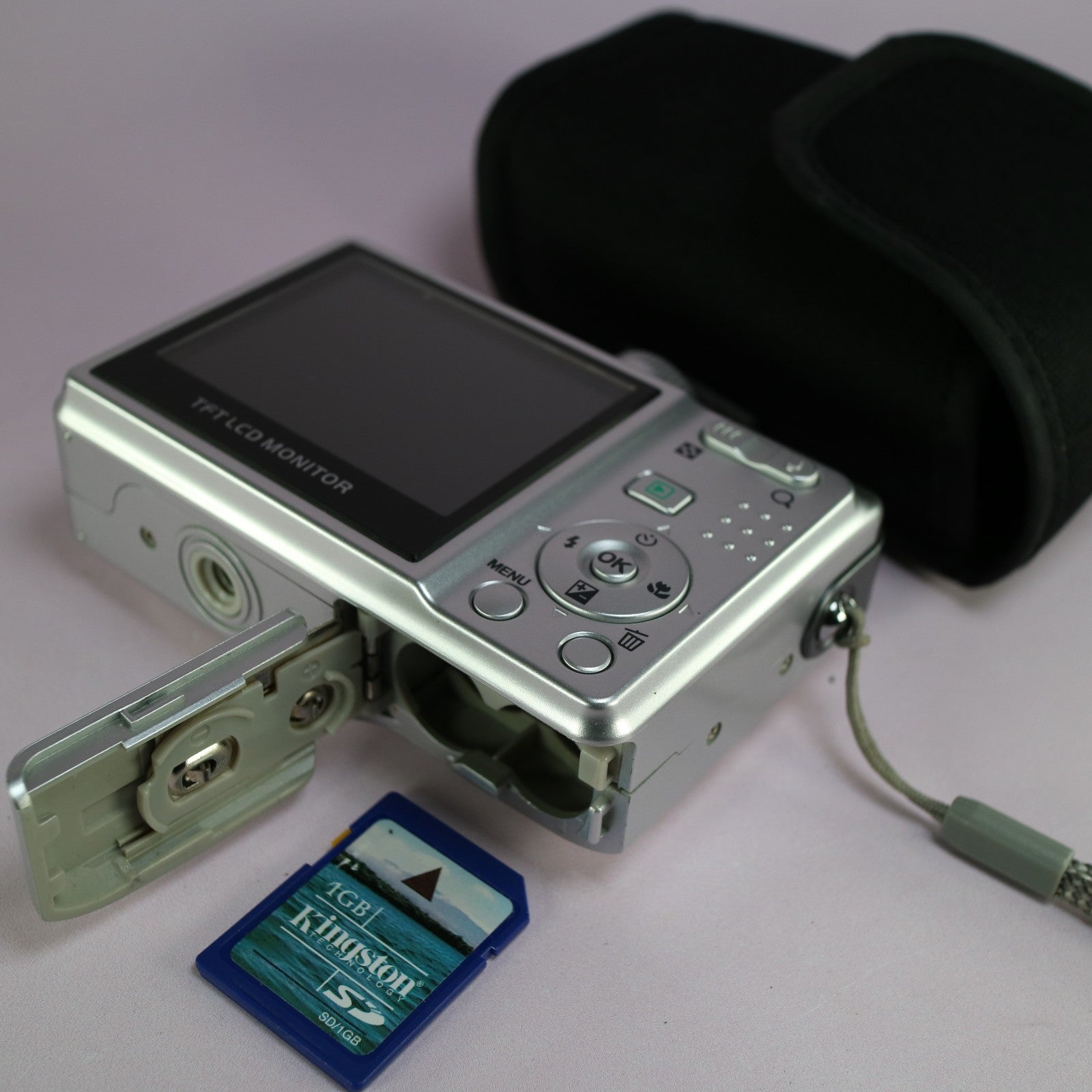 Traveler Digital Camera Vivicam DC-6900 6.0MP Silver Tested