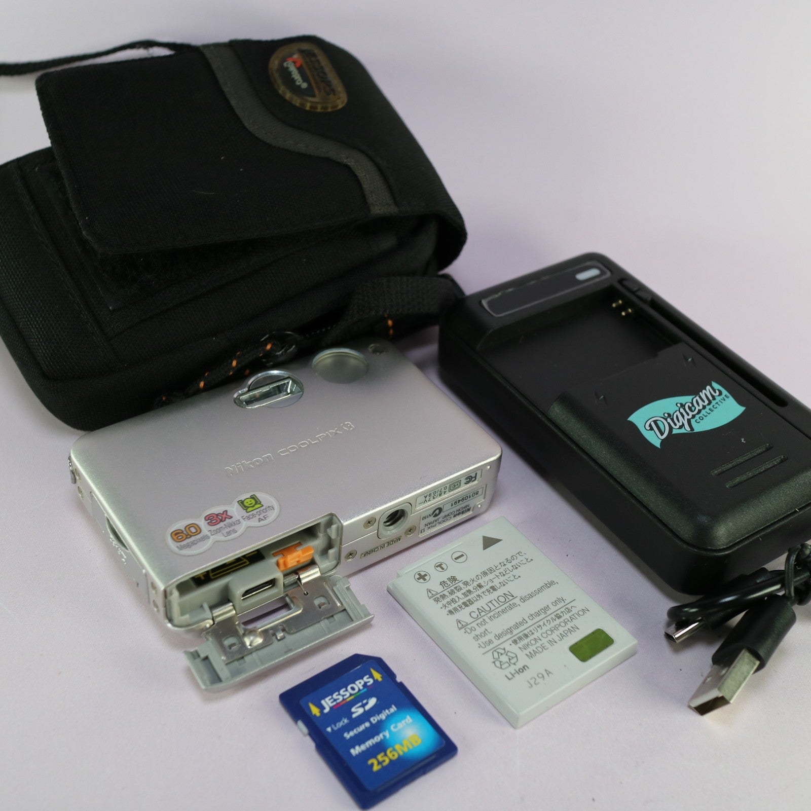 Nikon Digital Camera Coolpix S3 6.0MP Silver Tested Full Working Set