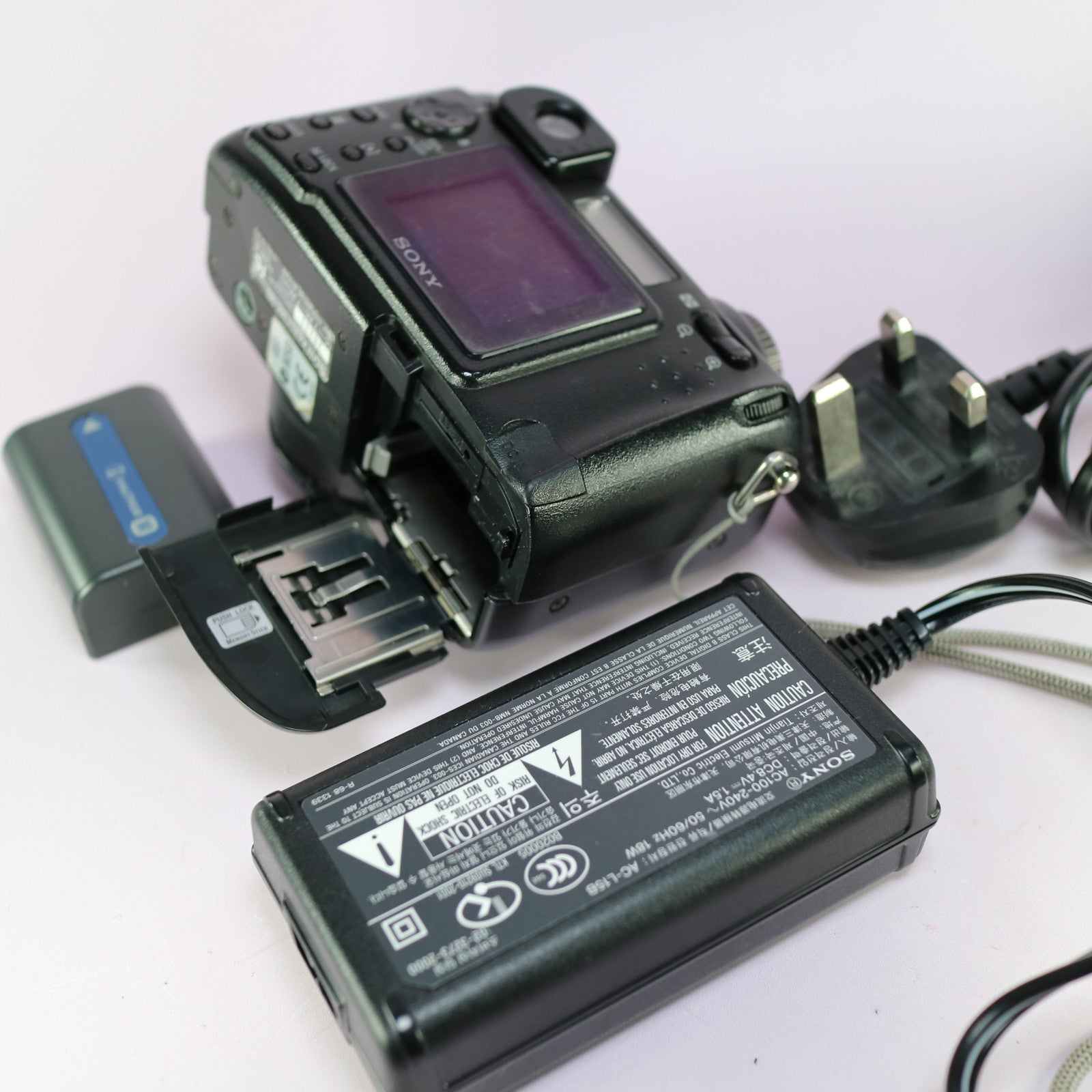 Sony Cybershot DSC-S85 4.1MP Compact Digital Camera Black Tested Full Set