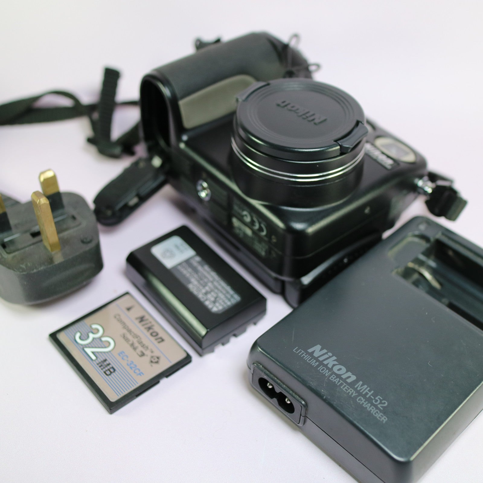 Nikon Digital Camera Coolpix 5000 5.1MP Flip Screen Black Tested Full Set