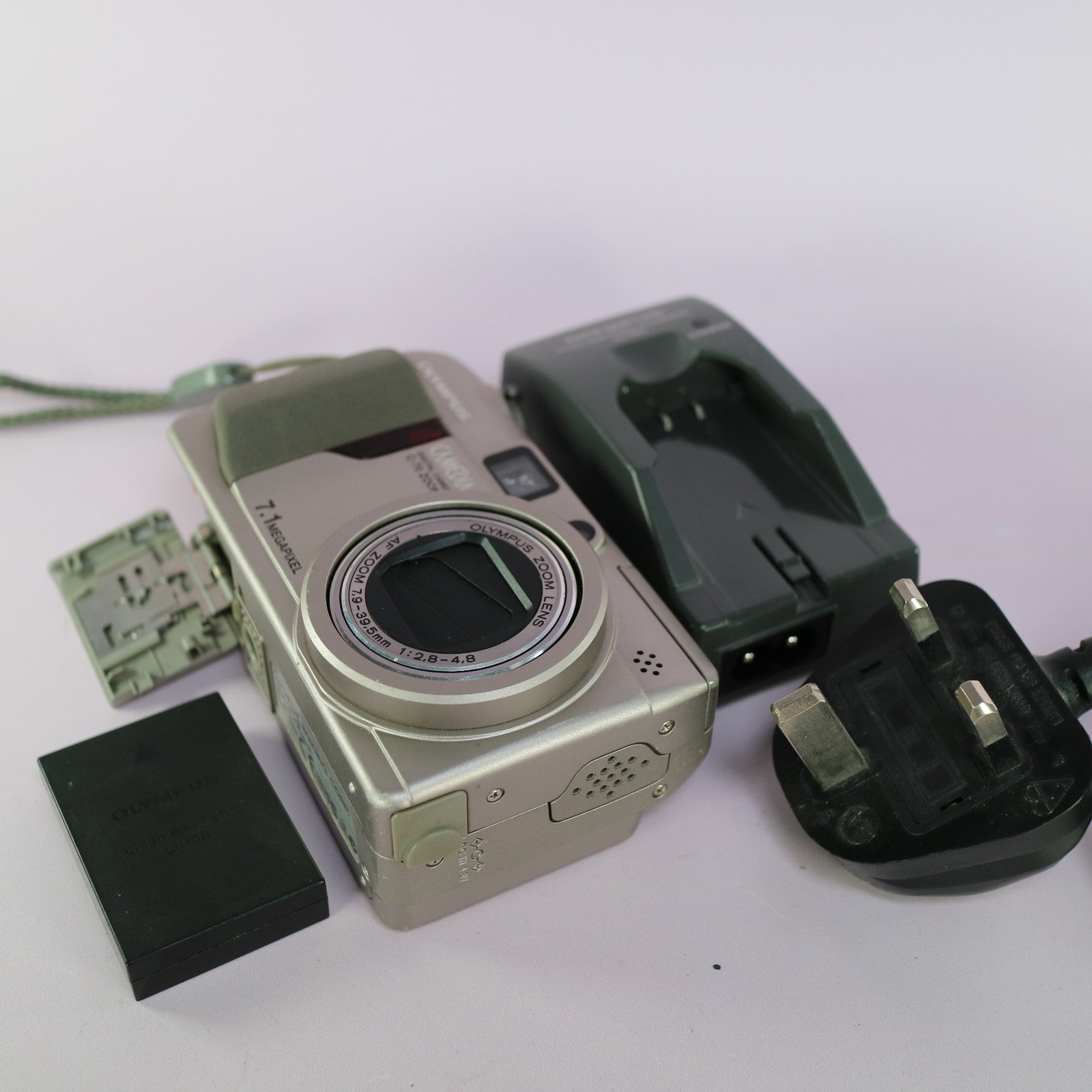 Olympus Digital Camera Camedia C-70 7.1MP Silver Tested Full Set