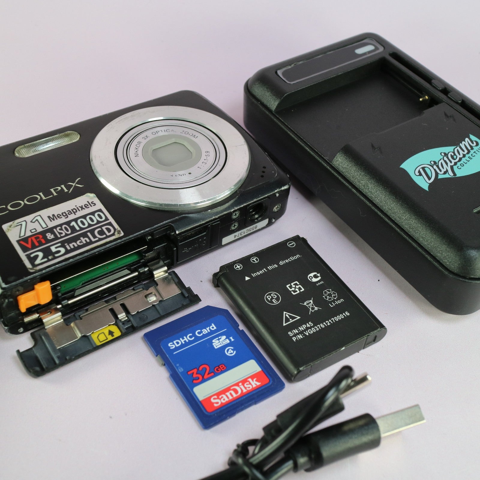 Nikon Digital Camera Coolpix S200 7.1MP Silver Tested Full Working Set