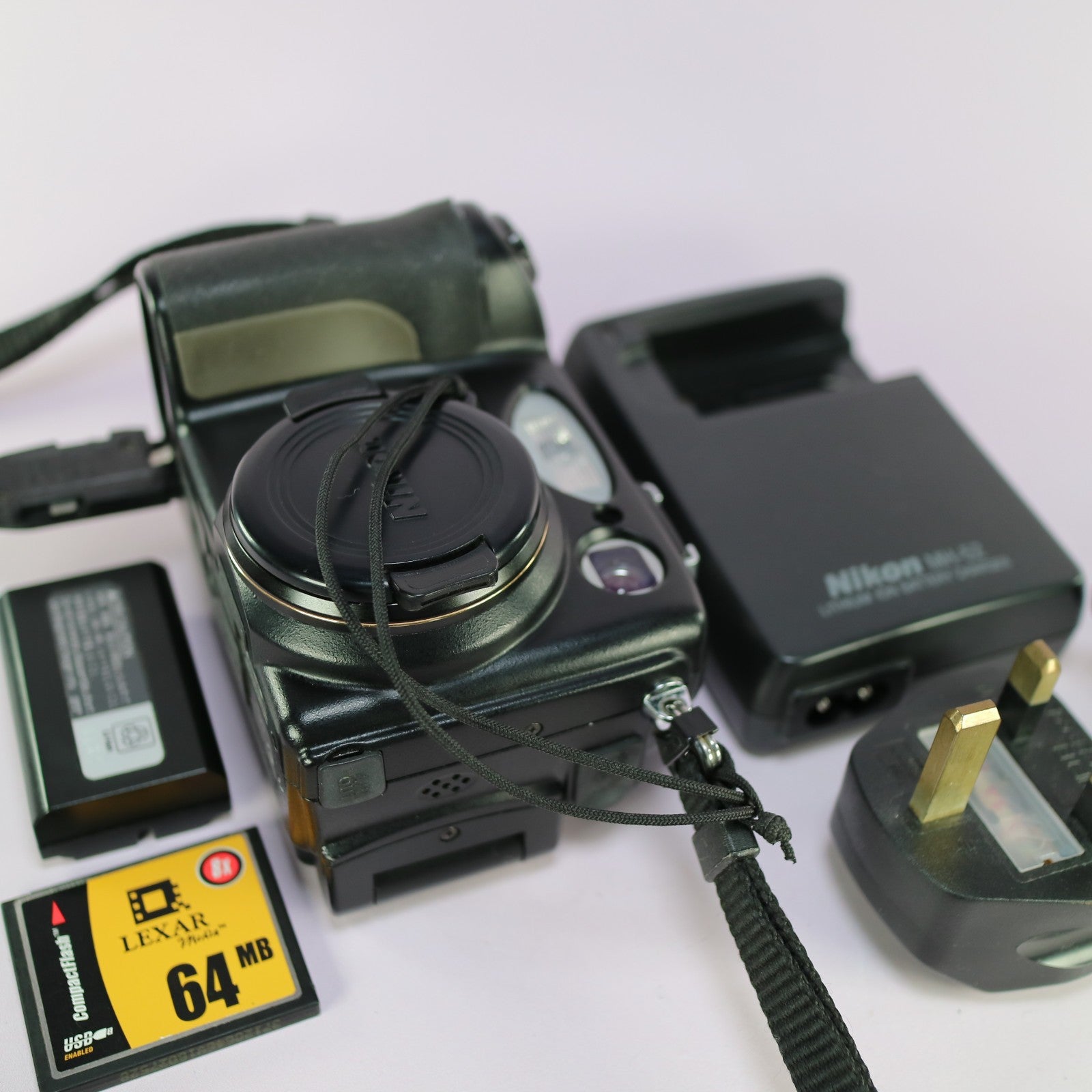 Nikon Digital Camera Coolpix 5400 5.1MP Flip Screen Black Tested Full Set
