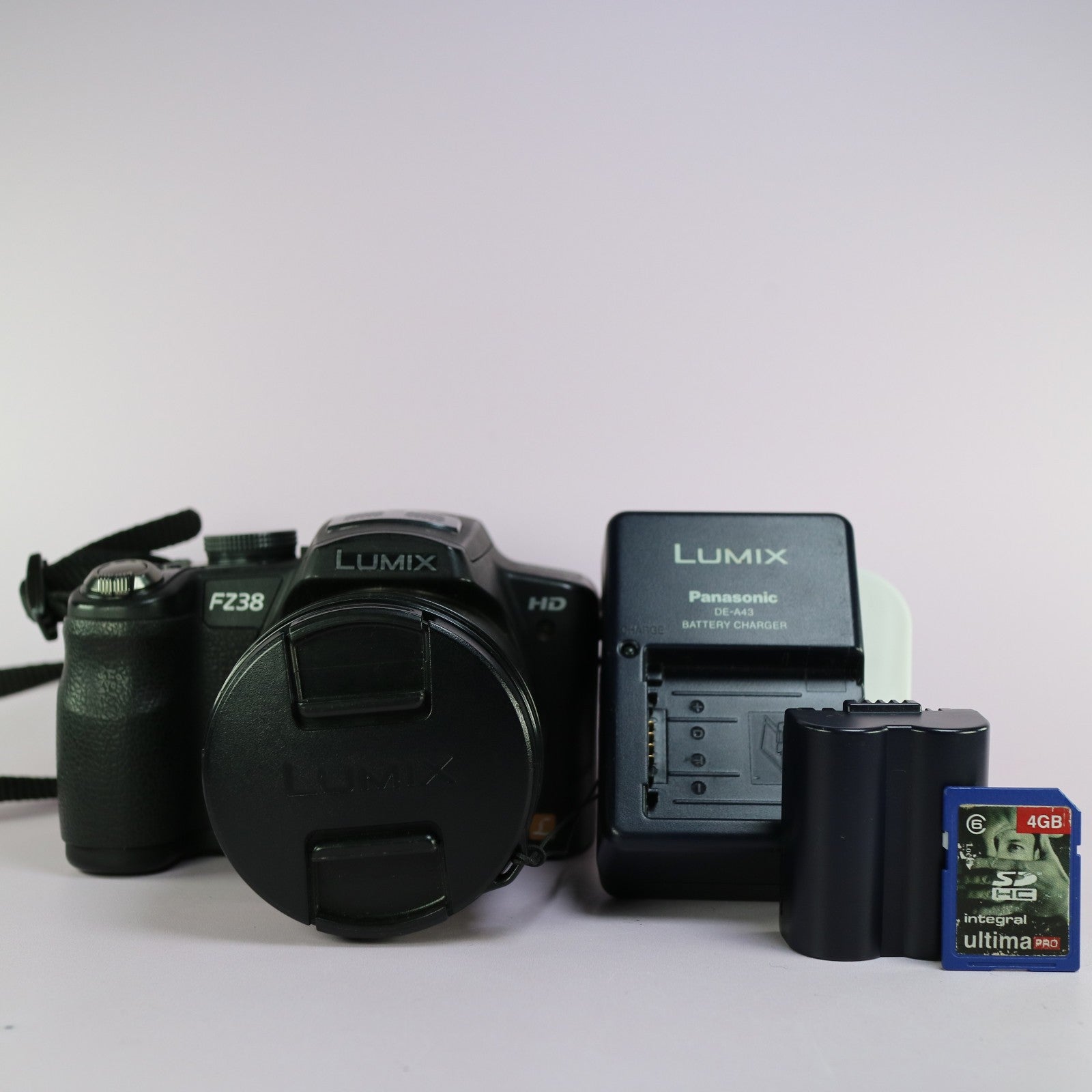 Panasonic Bridge Camera Lumix DMC-FZ38 12.1MP Black Tested Full Working Set