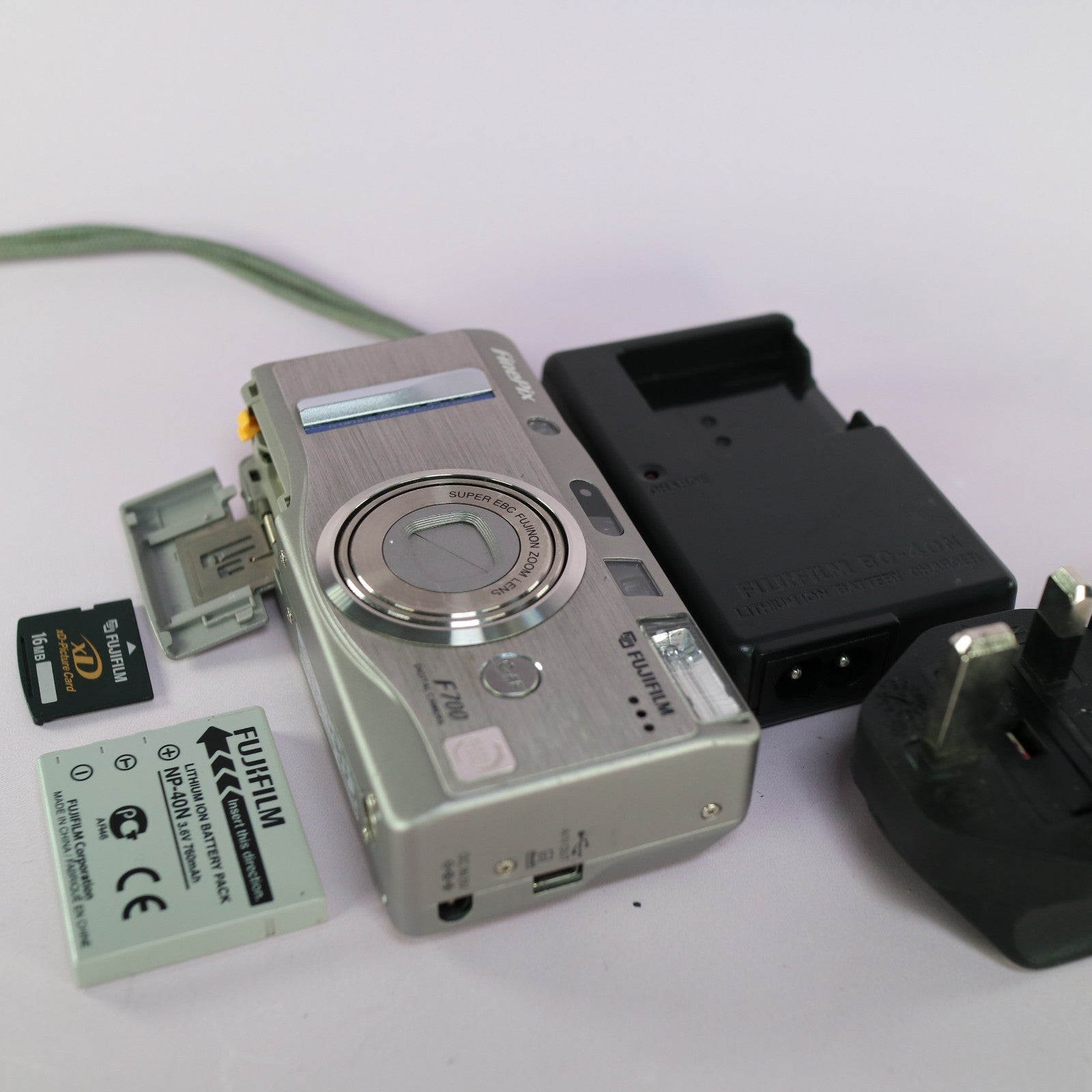 Fujifilm Digital Camera FinePix F700 6.3MP Silver Tested Full Working Set