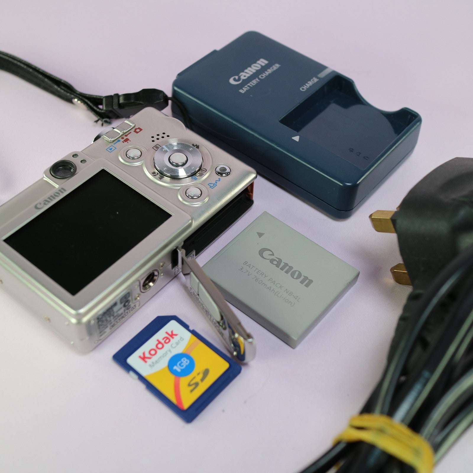 Canon Digital Camera IXUS 40 4.0MP Silver Tested Full Working Set