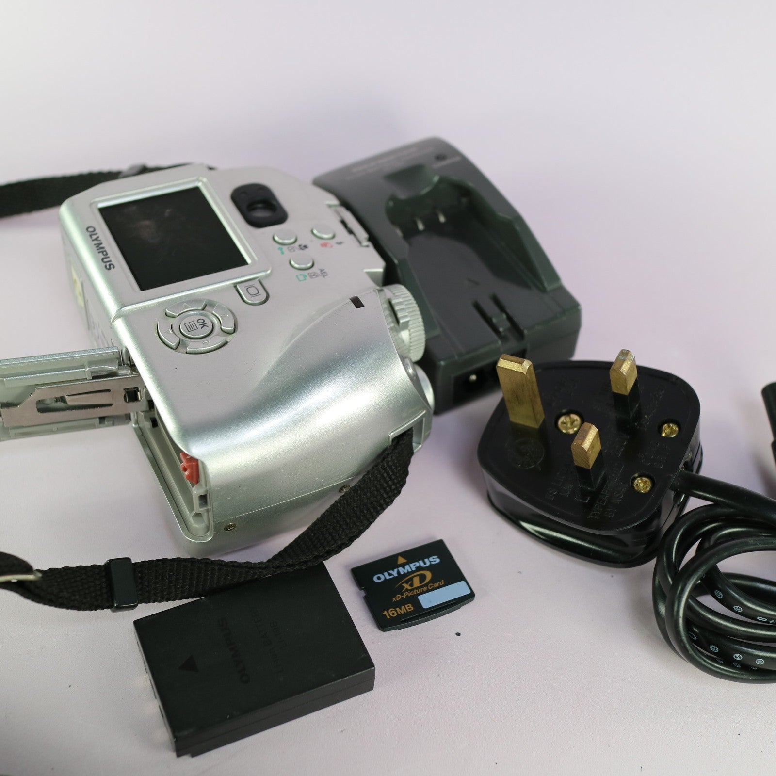 Olympus Camedia C-5000 Zoom 5.0MP Digital Camera Silver Tested Full Working Set
