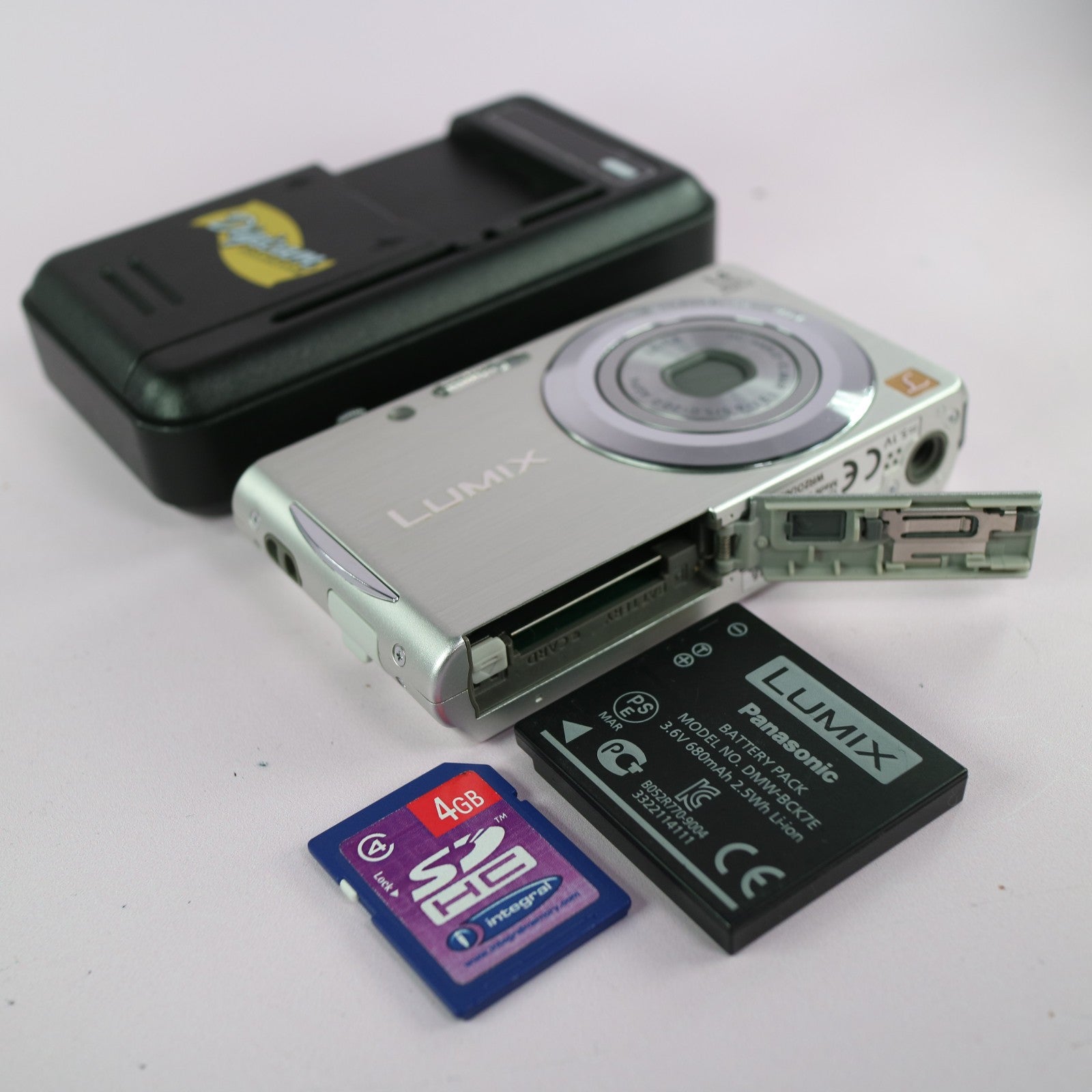 Panasonic Digital Camera Lumix DMC-FS16 14.1MP Silver Tested Full Working Set