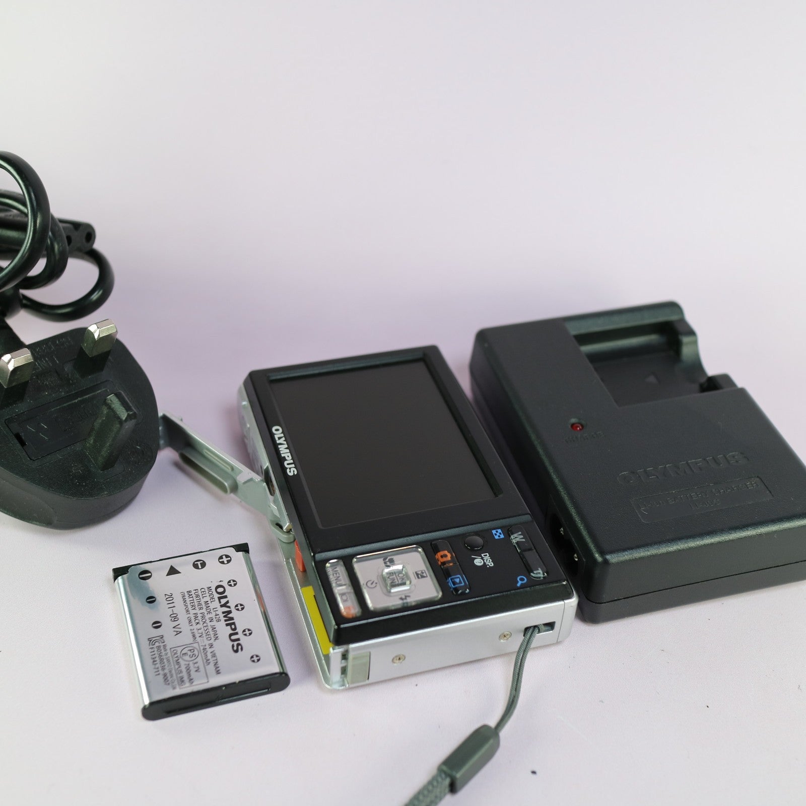 Olympus Digital Camera X-890 10.0MP Black Tested Full Set