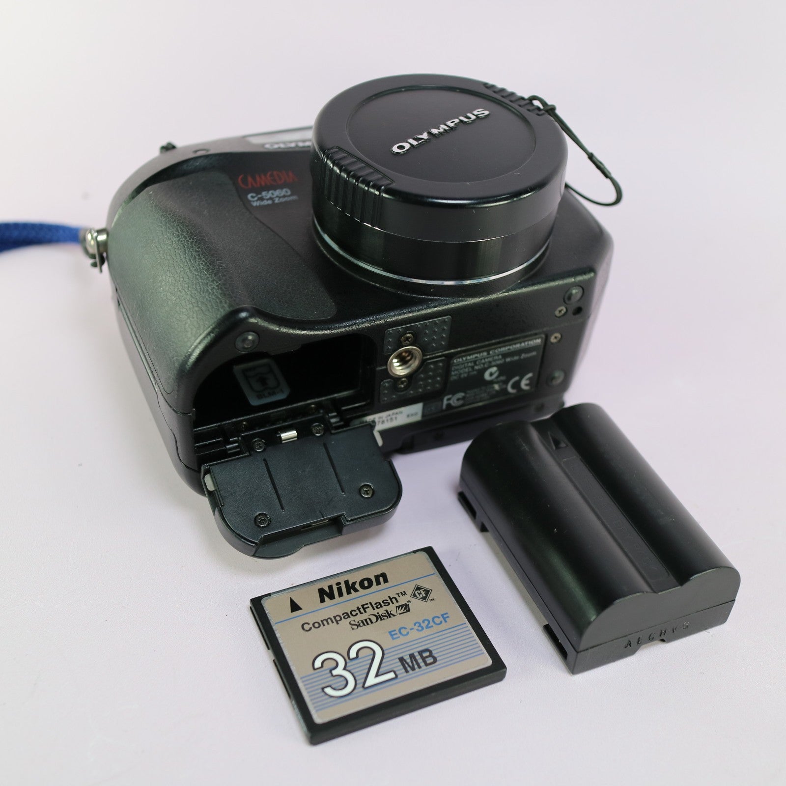 Olympus Digital Camera C-5060 Wide Zoom Flip Screen 5.1MP Black Tested