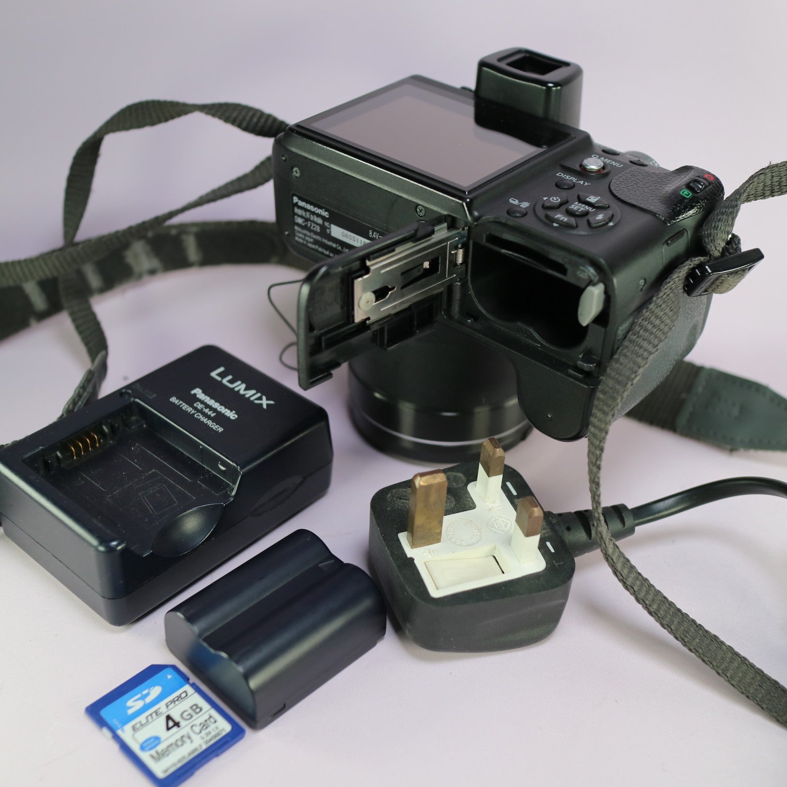Panasonic Bridge Camera Lumix DMC-FZ28 10.1MP Black Tested Full Working Set
