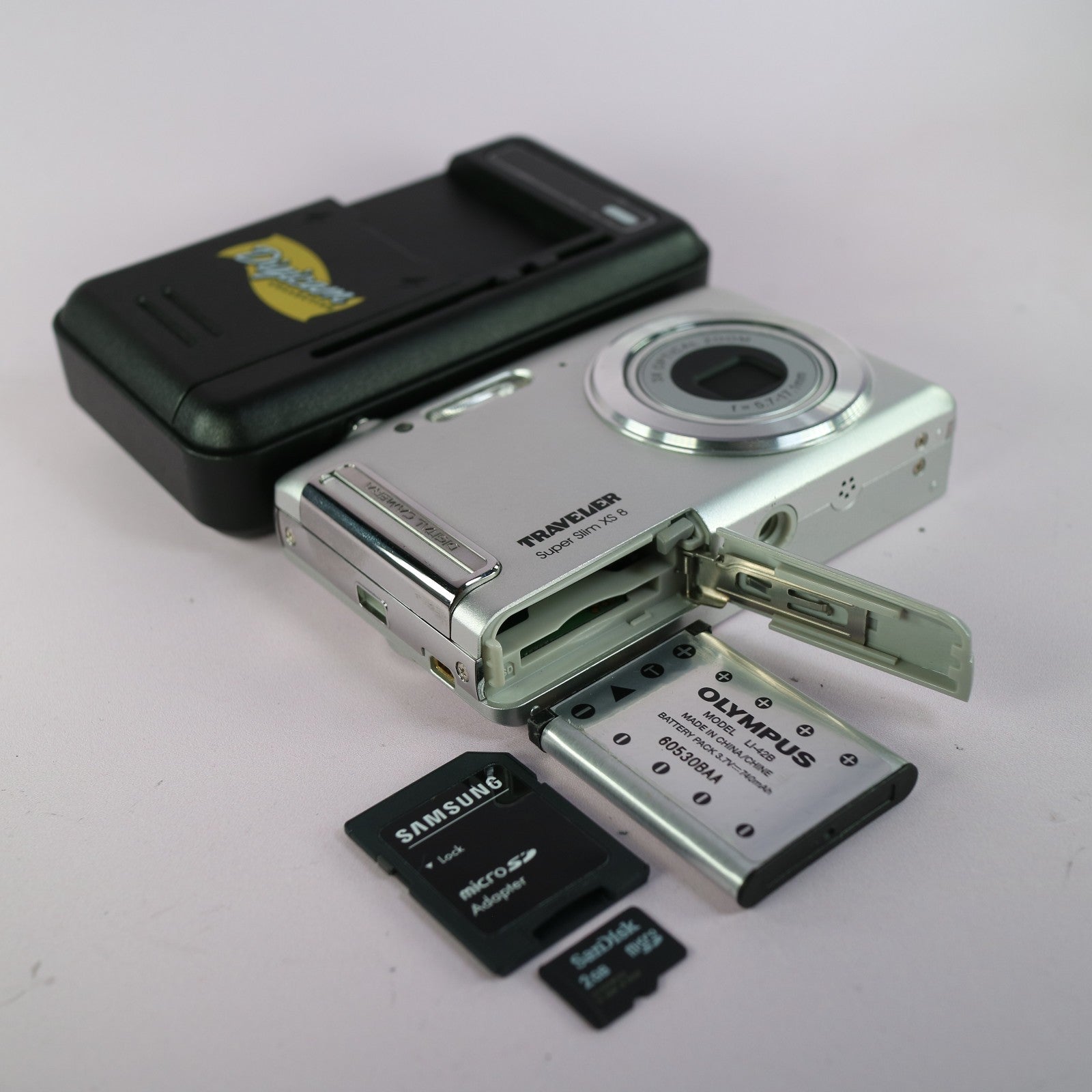 Traveler Digital Camera Super Slim XS 8 8.0MP Silver Tested Full Working Set
