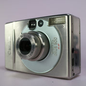 Canon Digital Camera IXUS 300 2.1MP Silver Tested Full Working Set