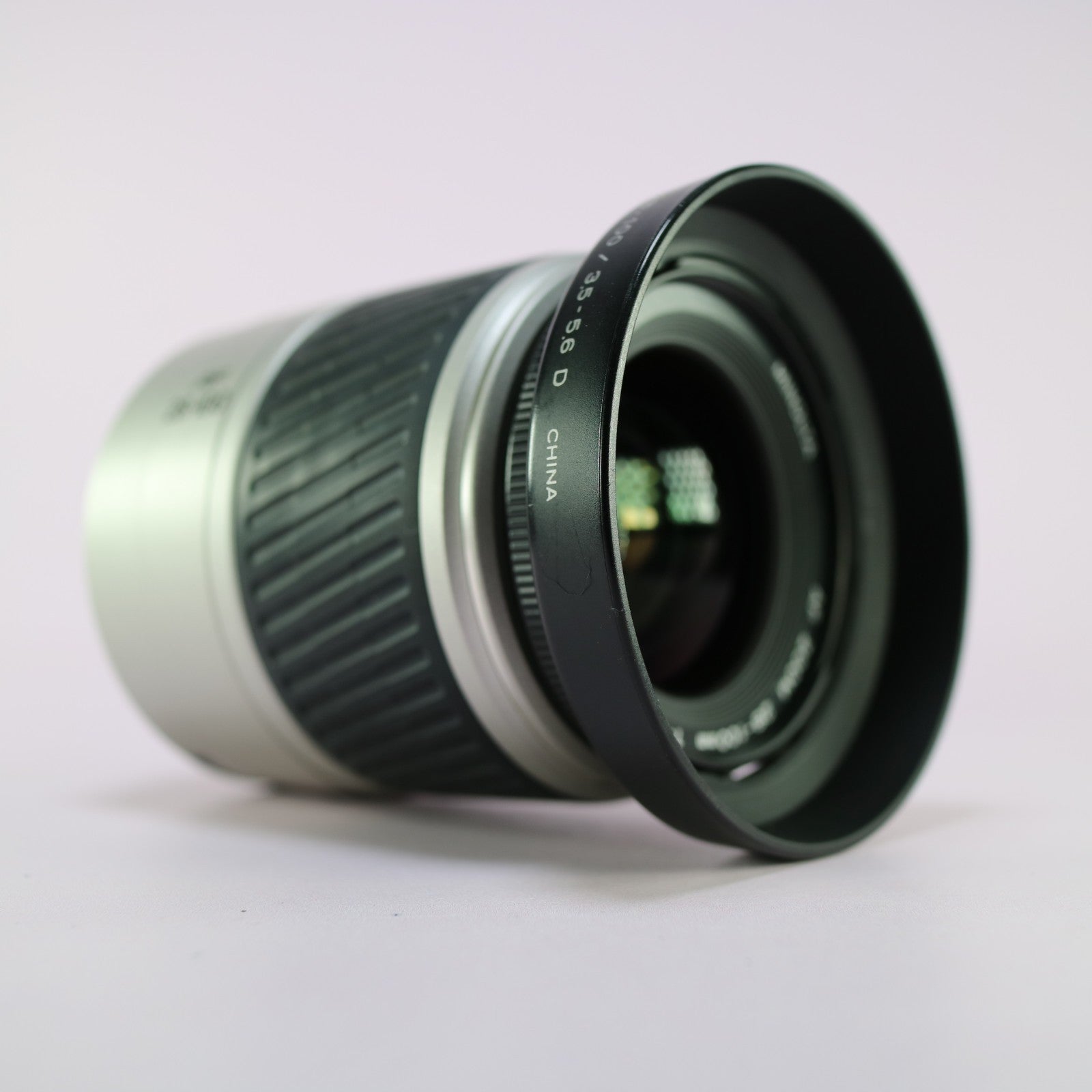 Minolta AF 28-100mm f/3.5-5.6 D Zoom Lens Minolta / Sony Mount w/ Lens Hood