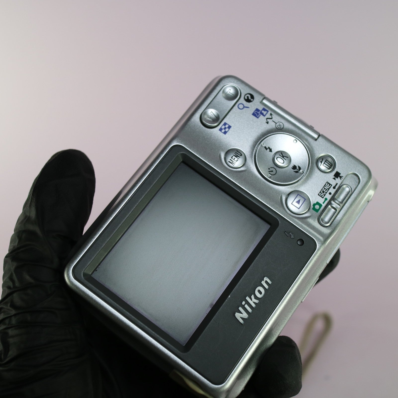 Nikon Digital Camera Coolpix L4 4.0MP Silver Tested