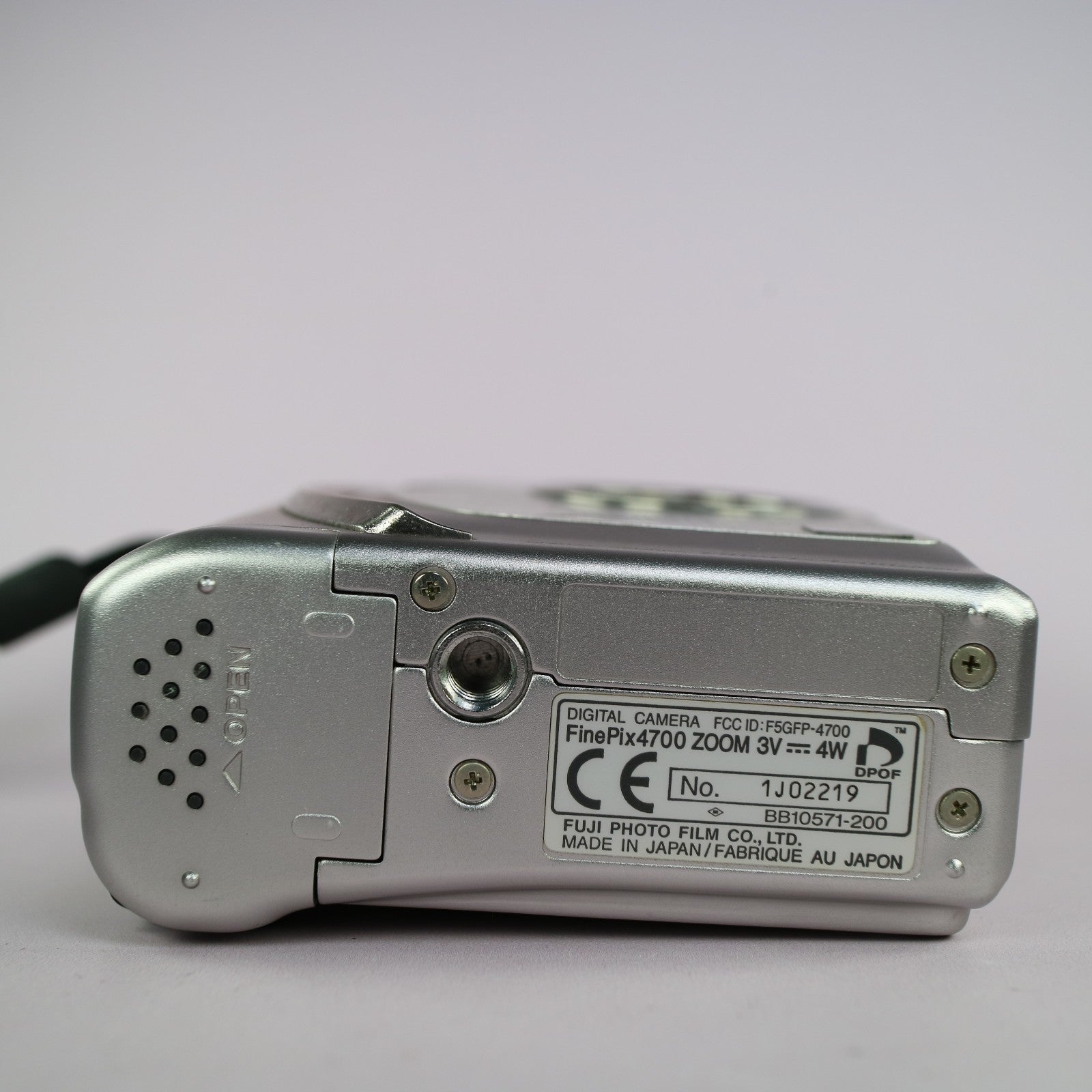 Fujifilm Digital Camera FinePix 4700 Zoom 2.4MP Silver Tested w/ Smartmedia Card