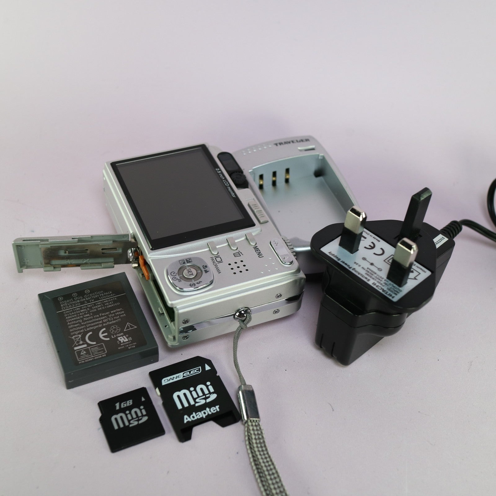 Traveler Digital Camera DC-8300 8.1MP Silver Tested Full Working Set