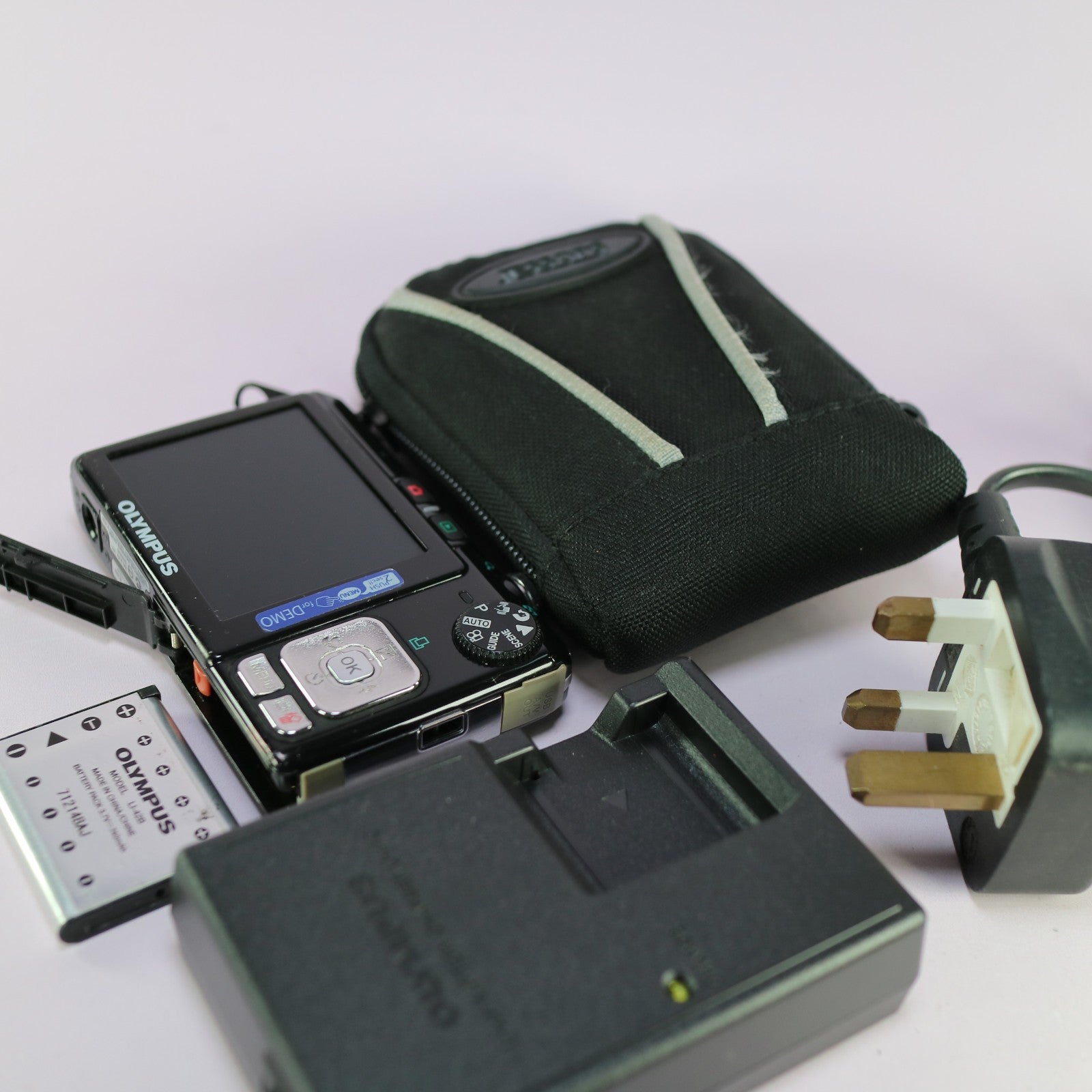 Olympus Digital Camera X-820 8.0MP Black Tested Full Set