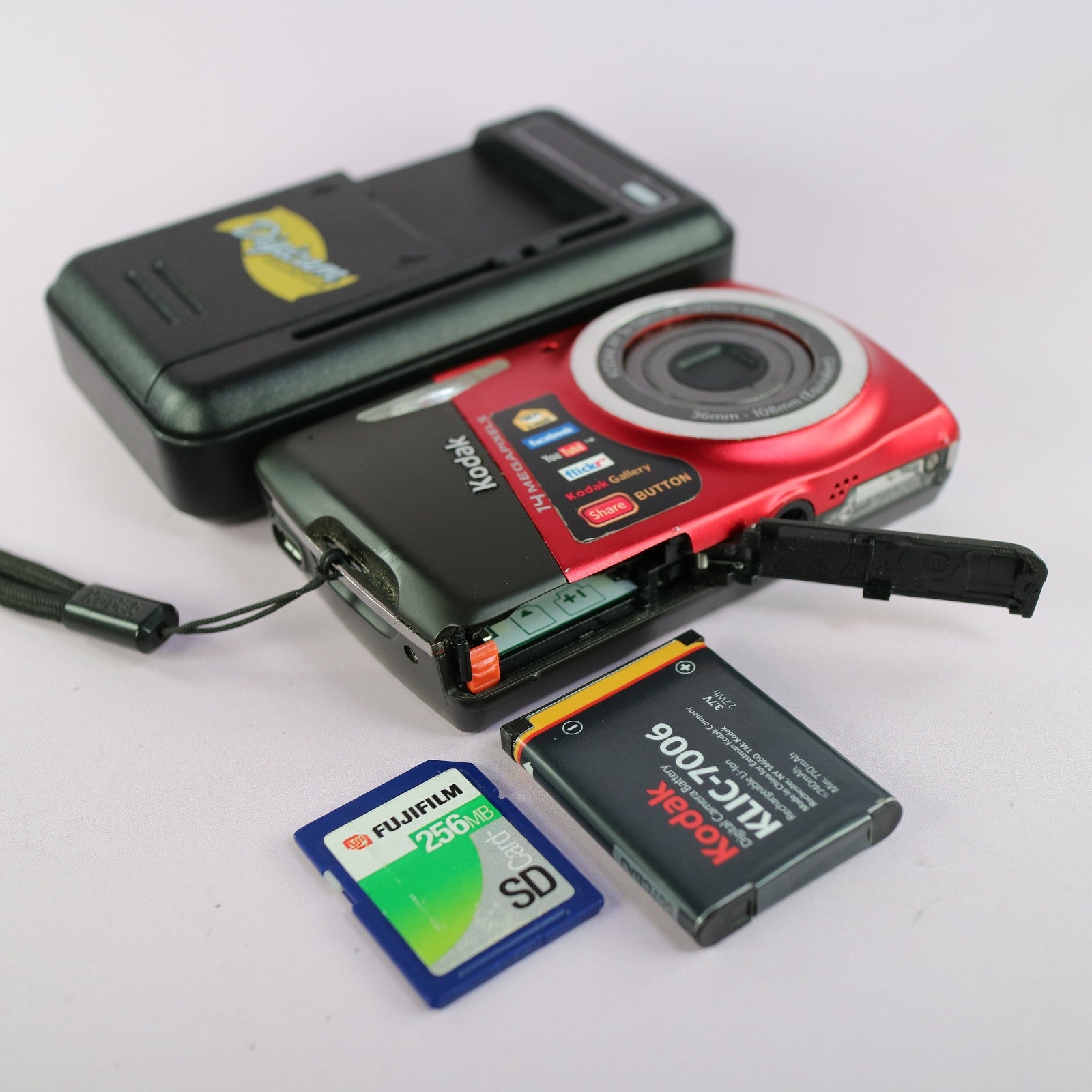 Kodak Digital Camera EasyShare M531 12.0MP Red Tested Full Working Set