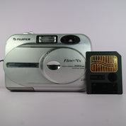 Fujifilm Digital Camera FinePix 2600 Zoom 2.0MP Silver Tested w/ Smartmedia Card