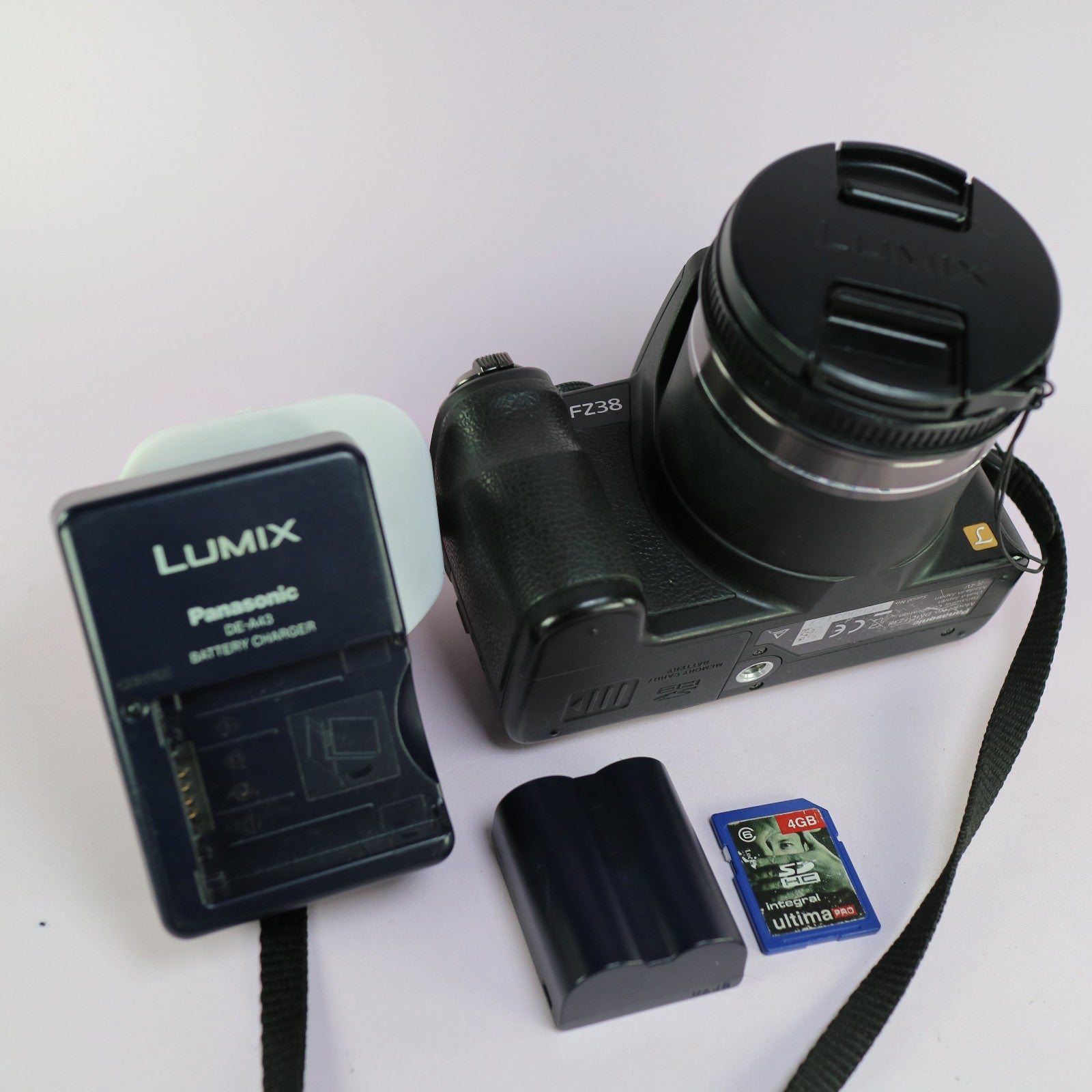 Panasonic Bridge Camera Lumix DMC-FZ38 12.1MP Black Tested Full Working Set