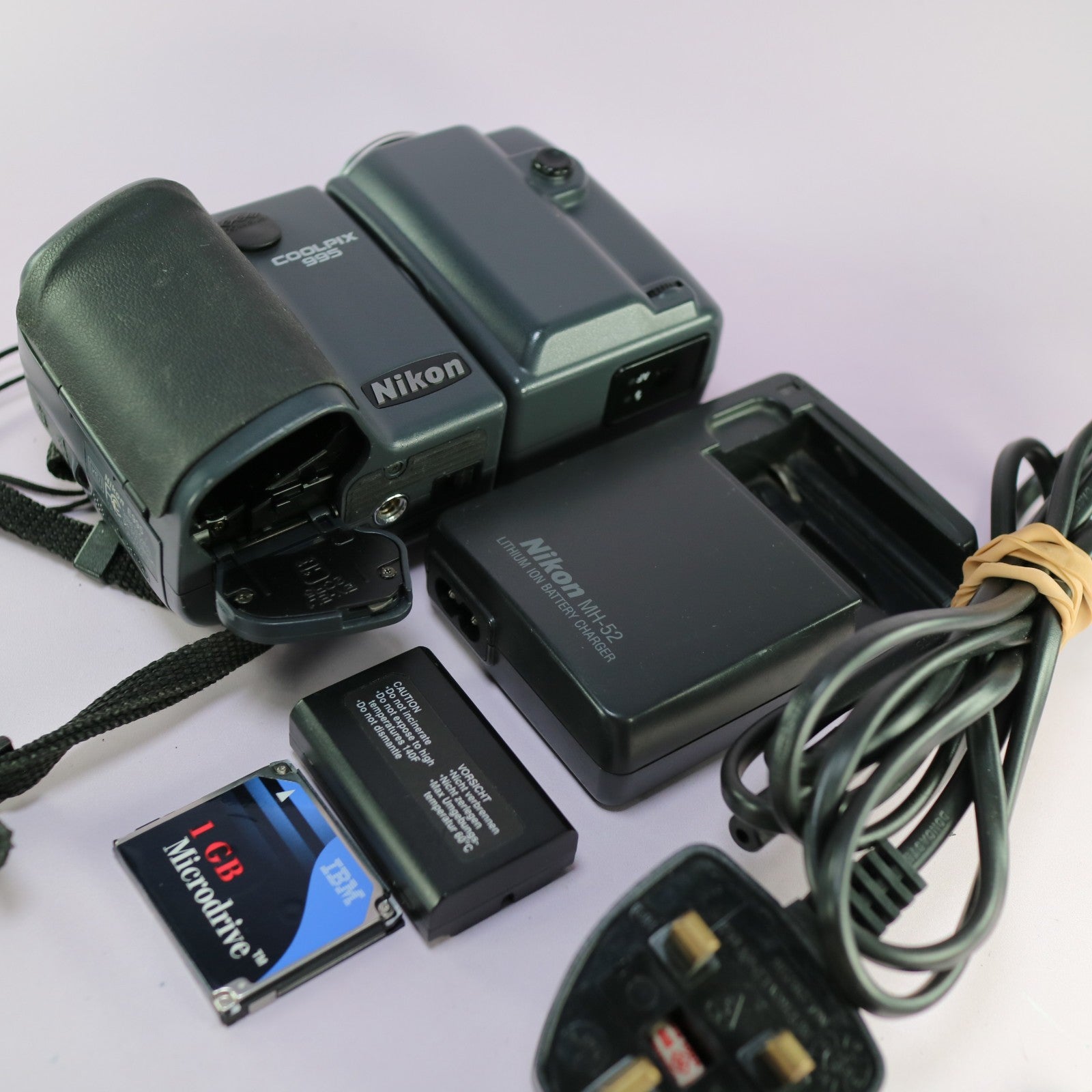 Nikon Digital Camera Coolpix 995 3.2MP Black Tested Full Working Set