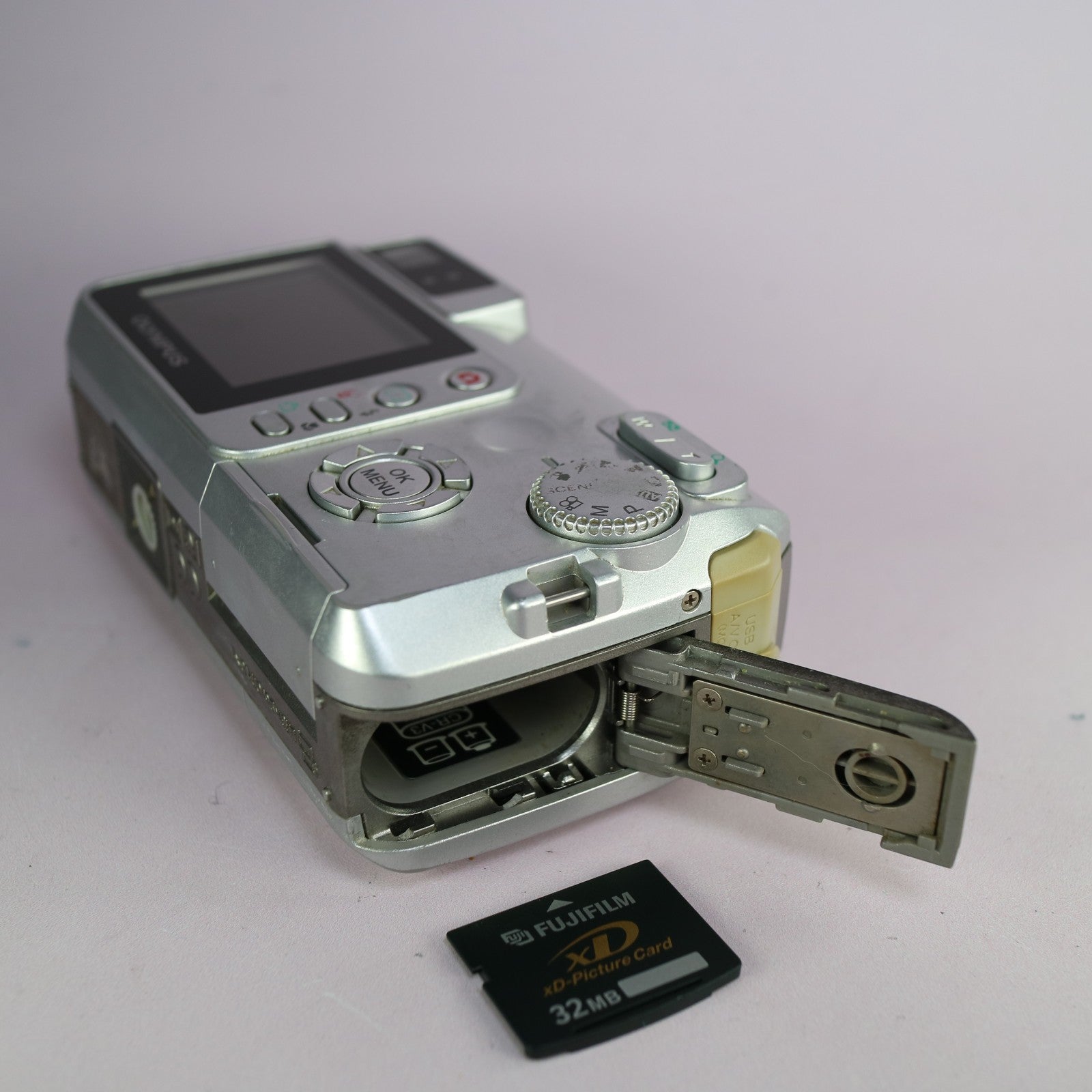 Olympus Digital Camera Camedia D-595 Zoom 5.0MP Silver Tested With xD Card