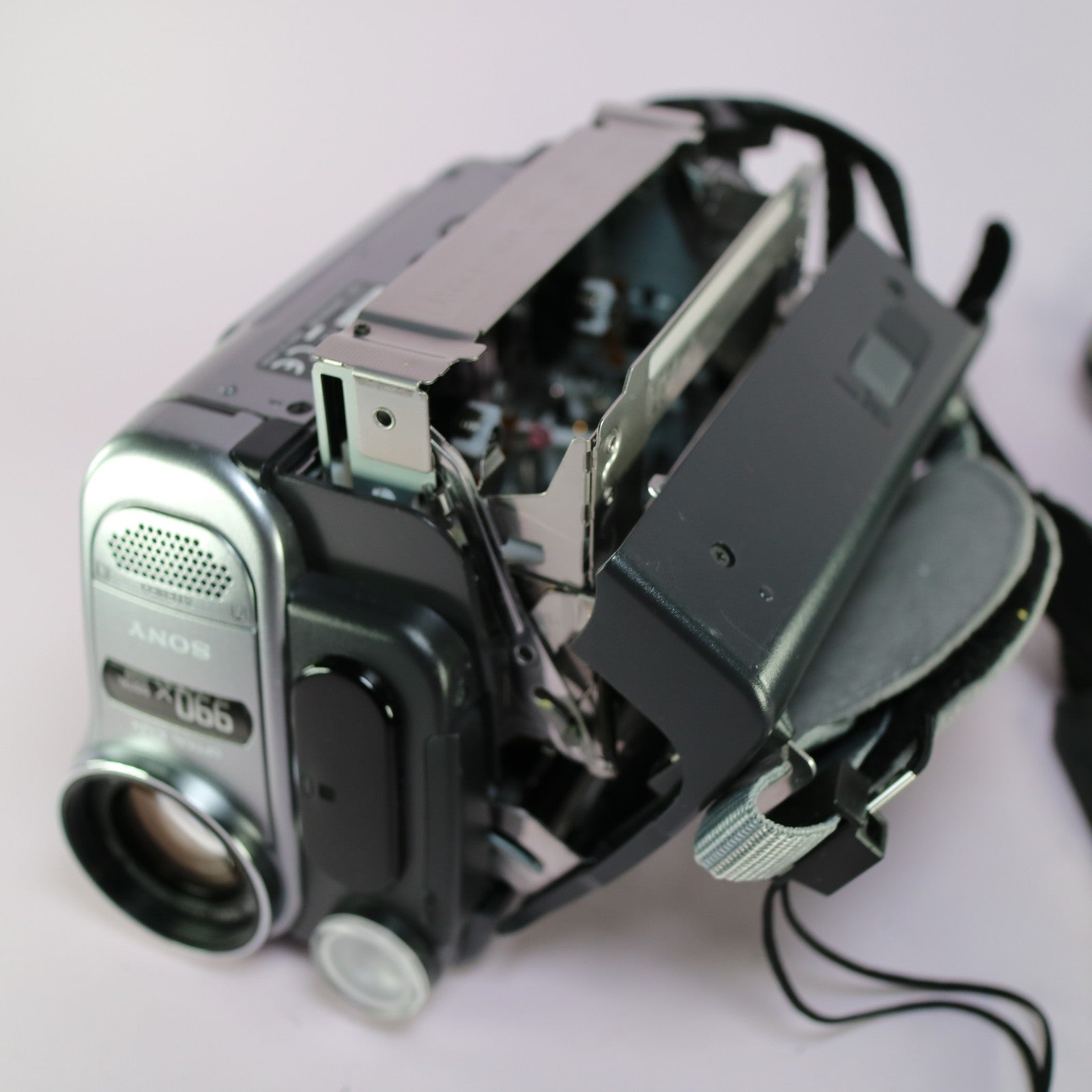 Sony Handycam DCR-TRV285E Handheld Digital8 8mm Camcorder Silver Tested Full Set