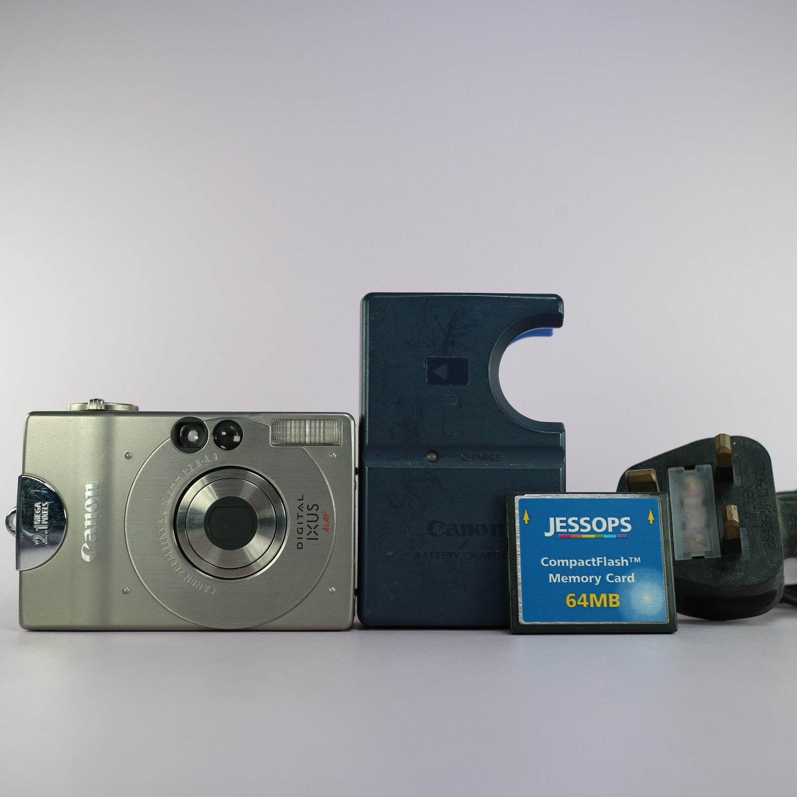 Canon Digital Camera IXUS 2.1MP Silver Tested Full Working Set