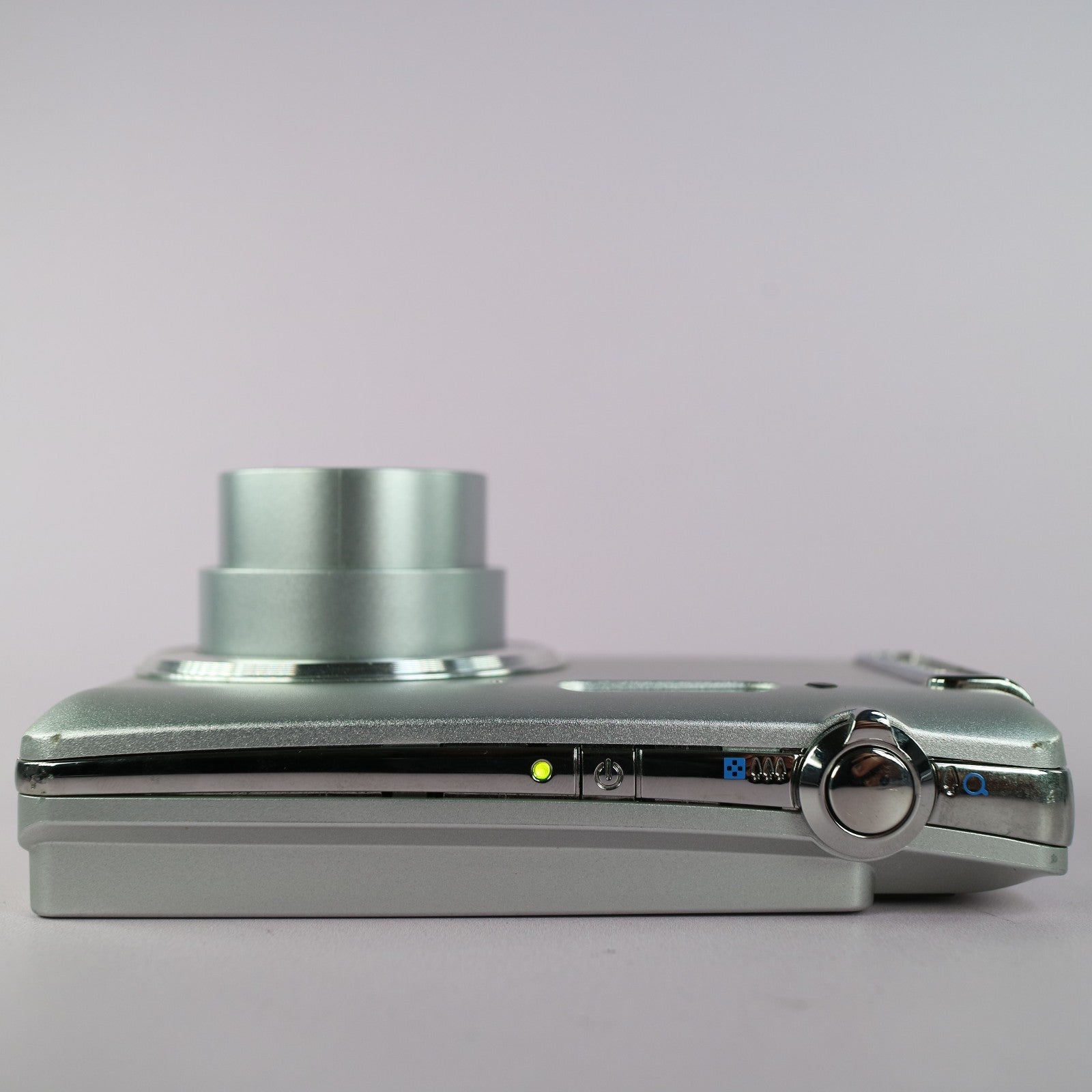 Traveler Digital Camera Super Slim XS 8 8.0MP Silver Tested Full Working Set